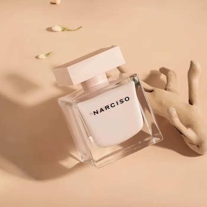 Parfum pour femme Narciso Rouge – Notes florales, musquées et fruitées. Vibrançante et confiante, naturellement élégante avec un charme irrésistible