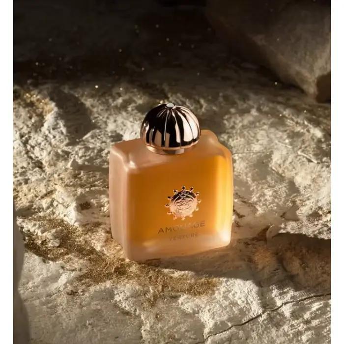 Eau de Parfum Amouage Feminin Elégant Floral Notes Douces Chaleureuses Occasions Speciales Flacon Argent Blanc