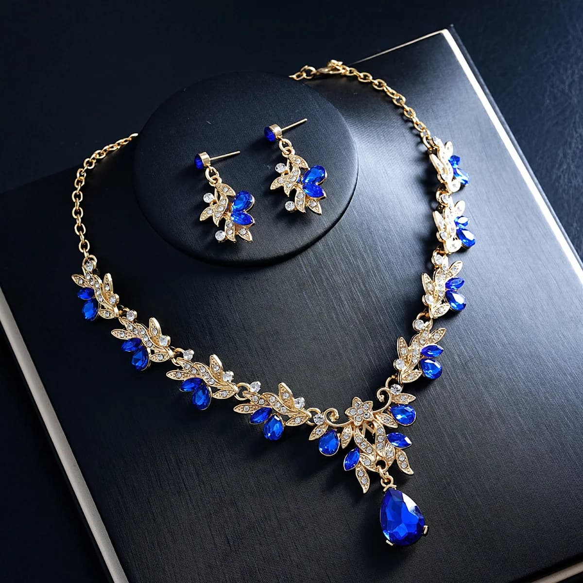 Parure de bijoux étincelante Goutte d'eau florale pour femme : Collier, boucles d'oreilles, ras-de-c
