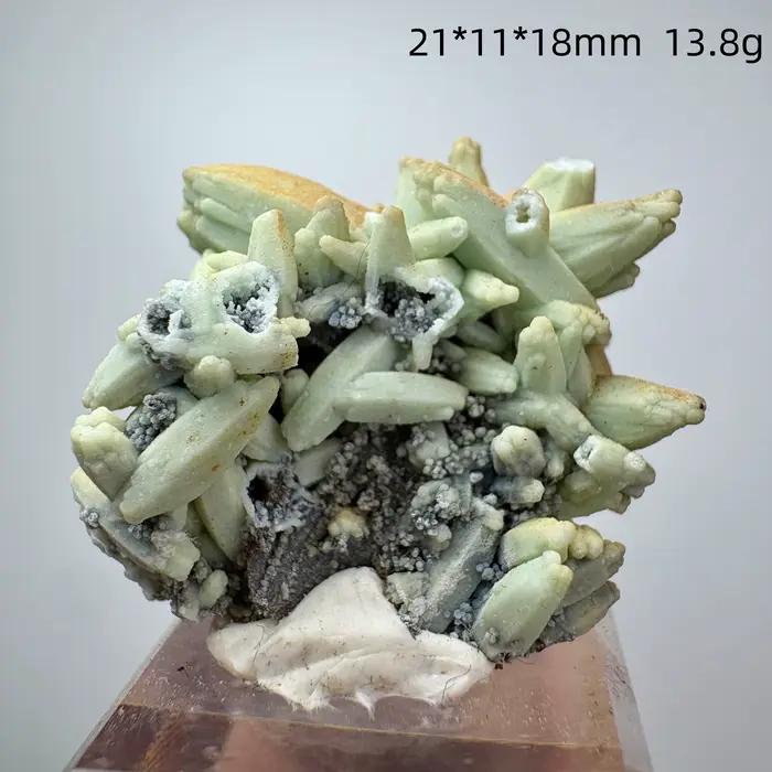 Matériau naturel : Minerai de phosphore, chlore et plomb de l'eau du Guangxi, spécimen minéral cristallin, objet de collection minérale, fluorite, cristal.
