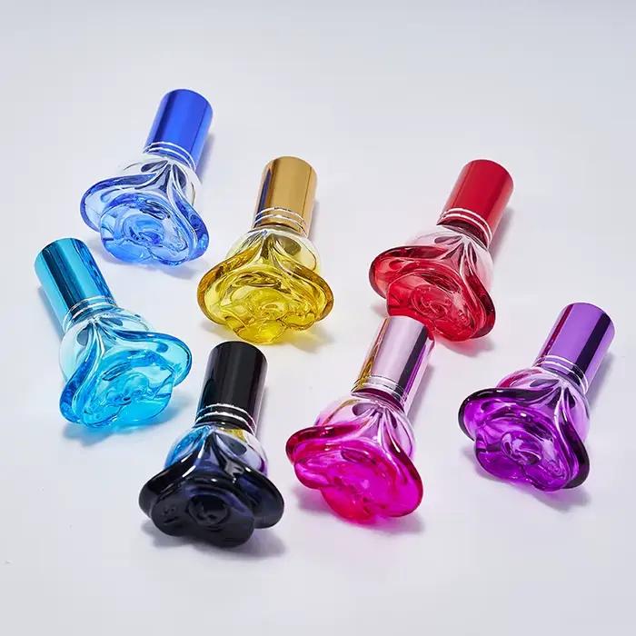 Flacon de parfum vide en verre coloré en forme de rose