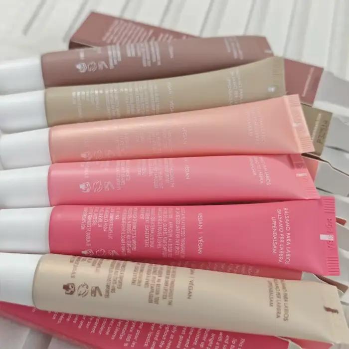 Baume à lèvres hydratant de la marque Hot Makeup, couleurs : Rose Guimauve Croustillante, Sucre Vanille, Beige, Gâteau d'Anniversaire, Fraise Soft Serve