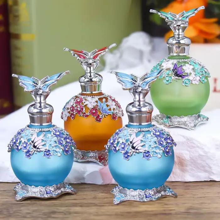 Flacon de parfum vintage avec contenant en verre givré émaillé métallique et capuchon créatif oiseau/papillon