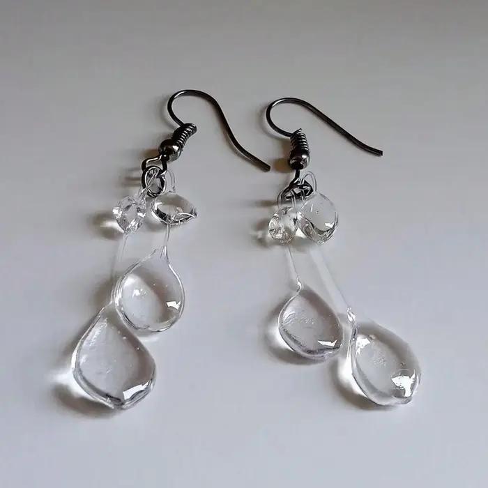 Boucles d'oreilles à pampilles en goutte de rosée transparente faites à la main pour femmes occassions spéciales bijoux de niche elegance et sophistication