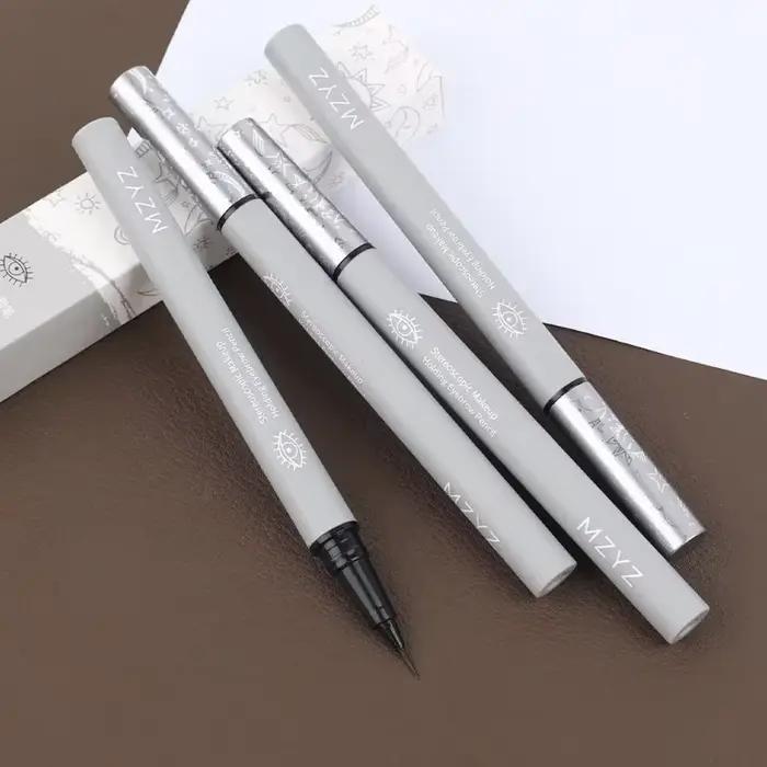 Crayon à sourcils liquide à l'eau