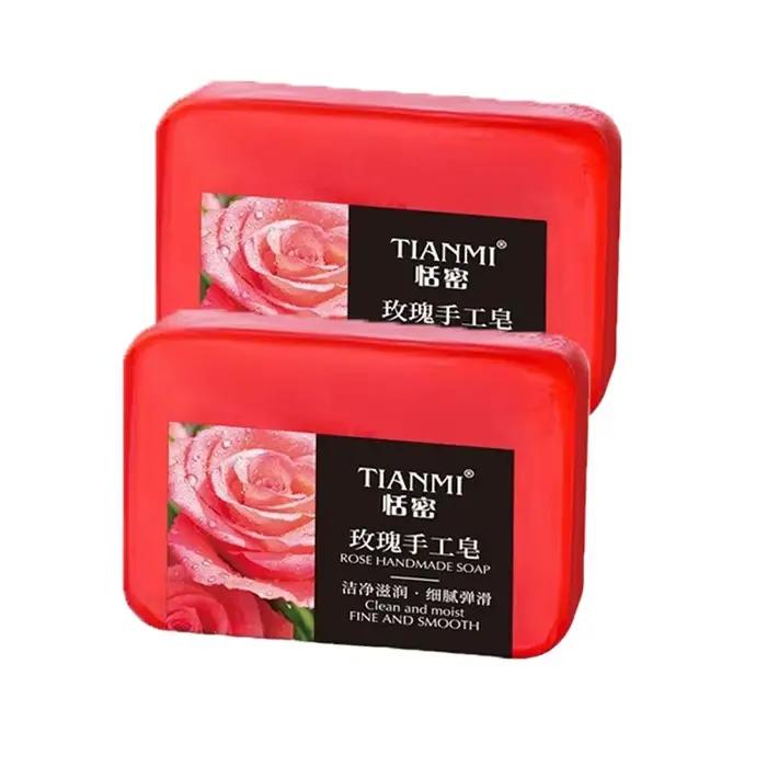 Le savon aux huiles essentielles de rose nettoie en profondeur votre visage et le corps