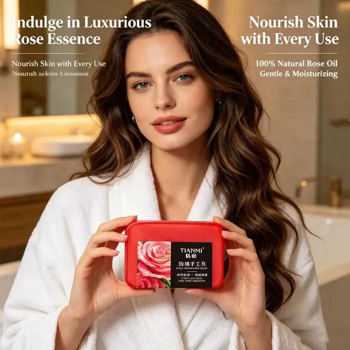 Le savon à l'huile essentielle de rose nettoie en profondeur votre visage et votre corps, laissant un parfum longue durée tout en hydratant et nourrissant.