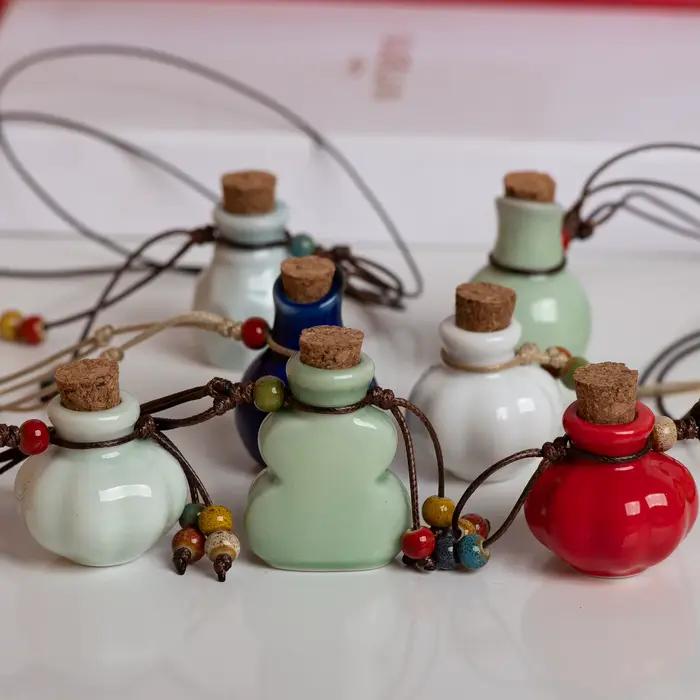 Pendentif de bouteille de parfum en céramique fait à la main, diffuseur d'huile essentielle, bijoux artisanaux artisanaux