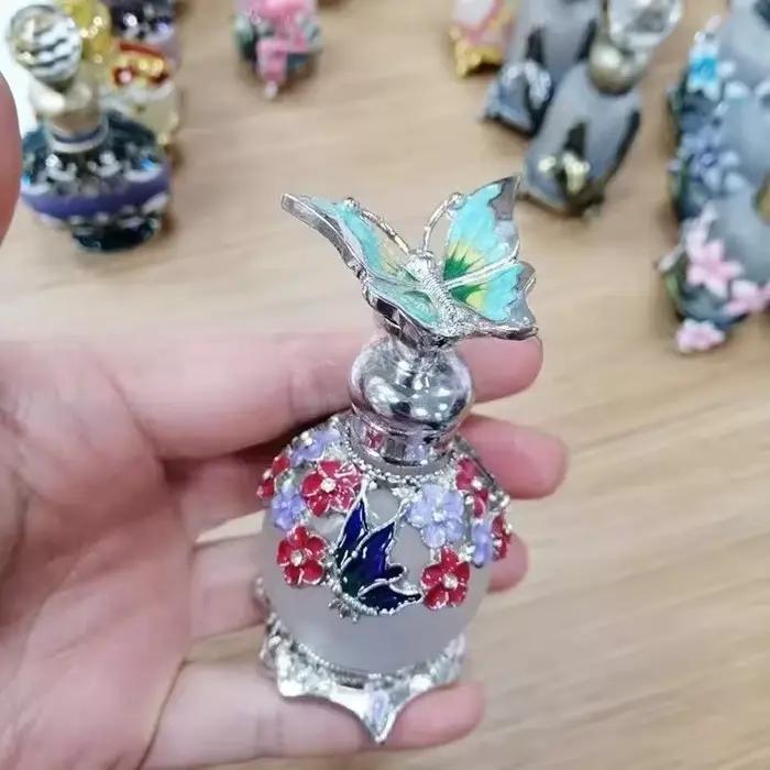 Flacon de parfum vintage avec contenant en verre givré émaillé métallique et capuchon créatif oiseau/papillon