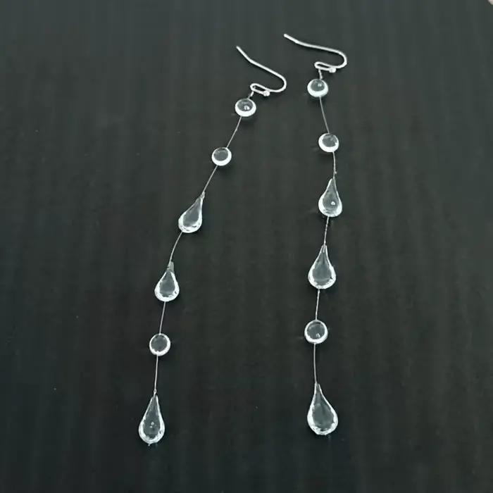 Boucles d'oreilles à pampilles en goutte de rosée transparente faites à la main pour femmes occassions spéciales bijoux de niche elegance et sophistication