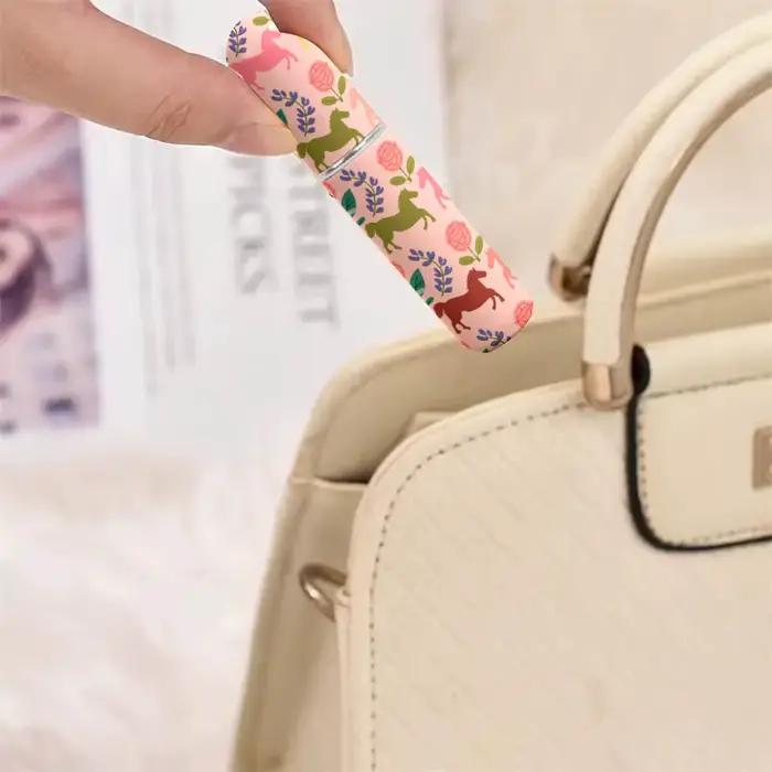 Contenant rechargeable de parfum élégant et écologique pour femme avec distributeur de type presse et plusieurs couleurs disponibles pour toutes occasions