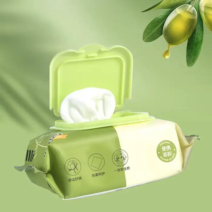 Lingettes démaquillantes à l'extrait de plante d'olive avec une quantité suffisante d'eau pour nettoyer et hydrater